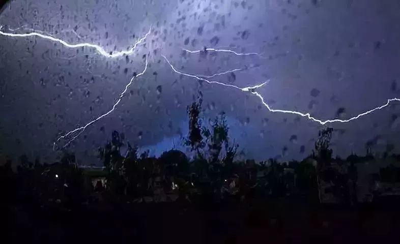 臺(tái)風(fēng)雷雨天如何防止漏電事故發(fā)生